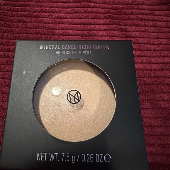 IL MAKIAGE MINERAL BAKED HIGHLIGHTER in HALO, 
INSTANT GLOW BAKED HIGHLIGHTER - Picture 3 of 4